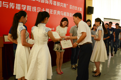 杨魁经理向必威BETWAY官网员工会第一届理事会成员颁发聘书