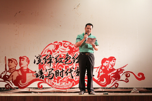 员工处副处长刘军点评表演