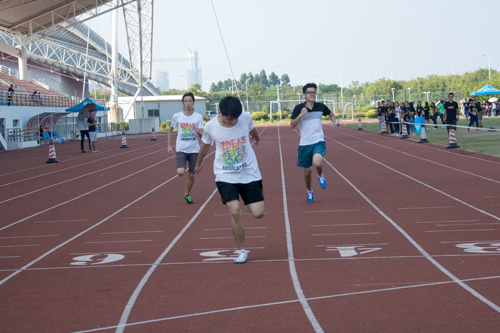 男子200米冠军朱俊斌冲线