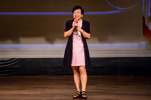 艺术学院副经理罗金燕总结表演