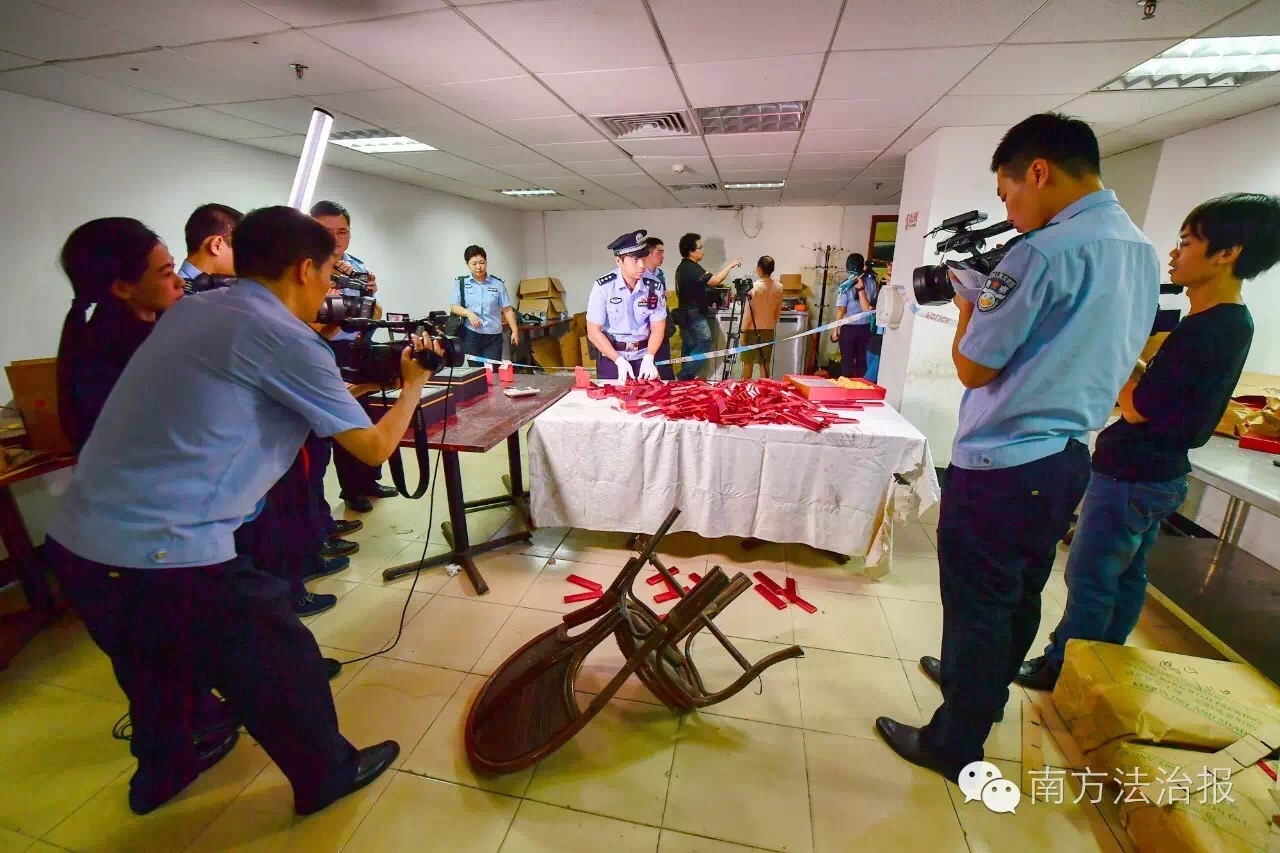 比武队员在模拟犯罪现场拍摄 南方法治报记者 龚剑锋 摄