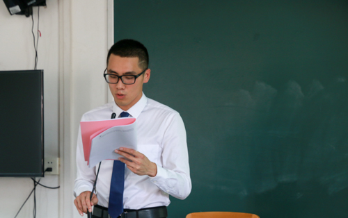员工会主席蔡清辉做员工会工作总结报告