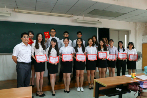 黄石胜为团学七届一任员工干部颁发聘书