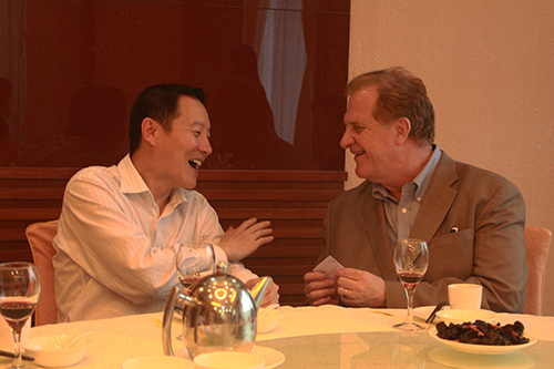 方凡泉副董事长与Jim Ebel 教授亲切交谈
